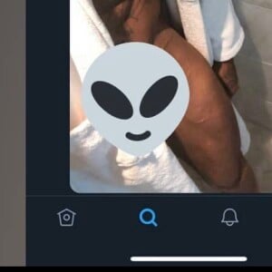 Booba nu sous son peignoir, une photo partagée sur Twitter alors que son compte a été piraté.