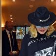 Exclusif - Madonna sort à l'aide d'une béquille de l'hôpital King Edward VII à Londres sans la moindre protection pendant l'épidémie de Coronavirus Covid-19, le 29 mai 2020