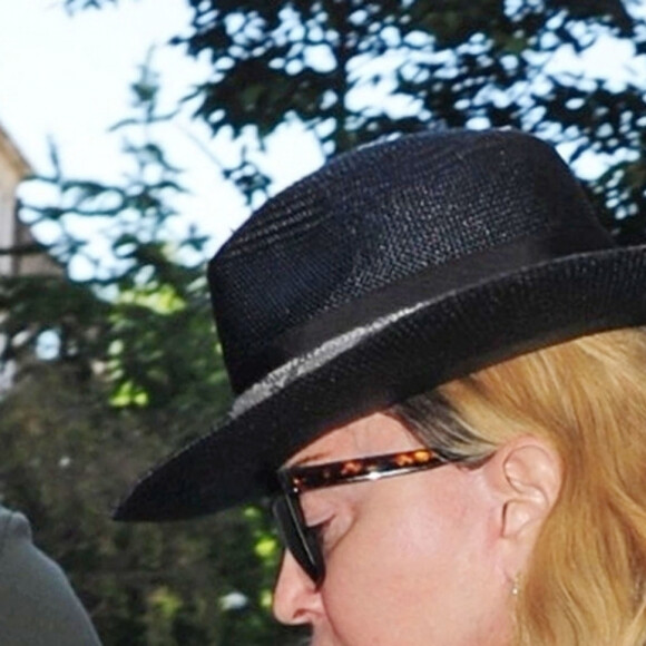 Exclusif - Madonna sort à l'aide d'une béquille de l'hôpital King Edward VII à Londres sans la moindre protection pendant l'épidémie de Coronavirus Covid-19, le 29 mai 2020
