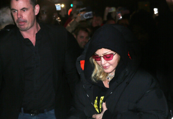 Exclusif - La chanteuse Madonna arrive au Grand Rex aidée d'une canne pour y donner un concert à Paris le 23 février 2020. Madonna a débarqué samedi soir à Paris pour 11 dates au Grand Rex pour clôturer sa tournée mondiale "MADAME X TOUR". La star arrive en diva. Interdiction de filmer son staff, et interdiction de filmer son show. © Panoramic/Bestimage
