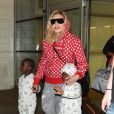 Madonna arrive à l'aéroport de NYC avec ses enfants Estere, Stelle, Mercy James et Lourdes à New York, le 20 août 2017