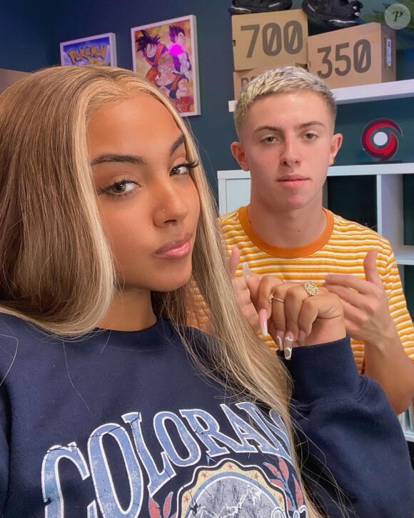 Wejdene, révélation de l'année 2020. Depuis le tube "Anissa", la jeune artiste de 16 ans s'est installée dans le milieu, grâce à une communauté de fans dévoués.