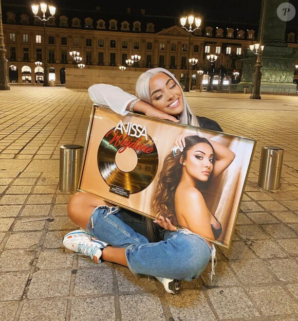 Wejdene, la révélation musicale de l'année 2020. Avec son tube "Anissa" et la sortie de son premier album en référence à son âge, "16", la jeune artiste cummule les disques d'or et s'est taillé une place de choix dans l'industrie, avec une communauté dévouée.