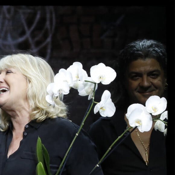 Au moment du final, Charlotte de Turckheim est venue en voisine, du cabaret la Nouvelle Eve offrir à Laurent Gerra une orchidée dont elle ne savait que faire et lui présenter ses voeux - Laurent Gerra sur la scène de l' Olympia lors de son spectacle "Laurent Gerra Sans Modération" à Paris, le 31 décembre 2017. © Alain Guizard/Bestimage