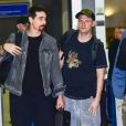  Exclusif - Kevin Richardson, Nick Carter, AJ McLean - Les membres du groupe Backstreet Boys font des selfies tout en gardant leurs distances avec leurs fans à cause de la pandémie de coronavirus à l'aéroport de Sao Paulo. Le 15 mars 2019. 