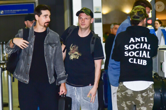 Exclusif - Kevin Richardson, Nick Carter, AJ McLean - Les membres du groupe Backstreet Boys font des selfies tout en gardant leurs distances avec leurs fans à cause de la pandémie de coronavirus à l'aéroport de Sao Paulo. Le 15 mars 2019.