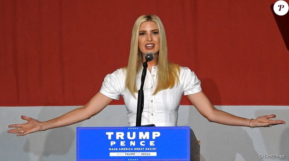 Ivanka Trump est assaillie par des partisans aimants après avoir pris la parole lors d'un meeting MAGA à Miami les 27 octobre 2020. Elle a signé des centaines d'autographes et a salué la foule à l'amphithéâtre de Bayfront Park après avoir pris la parole sur scène, se rapprochant de très près de la foule, mais conservant un masque pour se protéger.