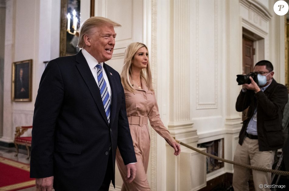 Le président Donald Trump présente le programme Paycheck Protection Program à la Maison Blanche avec sa fille Ivanka à Washington le 28 avril 2020.