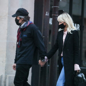 Exclusif - Laeticia Hallyday et son compagnon Jalil Lespert sortent de chez Jalil à Paris, le 13 novembre 2020.