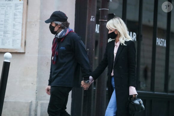 Exclusif - Laeticia Hallyday et son compagnon Jalil Lespert sortent de chez Jalil à Paris, le 13 novembre 2020.