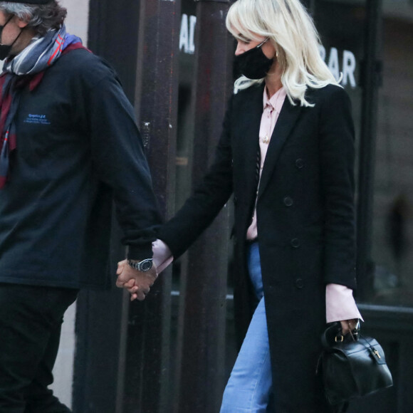 Exclusif - Laeticia Hallyday et son compagnon Jalil Lespert sortent de chez Jalil à Paris, le 13 novembre 2020.