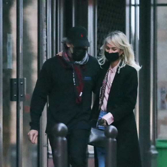 Exclusif - Laeticia Hallyday et son compagnon Jalil Lespert sortent de chez Jalil à Paris, le 13 novembre 2020.