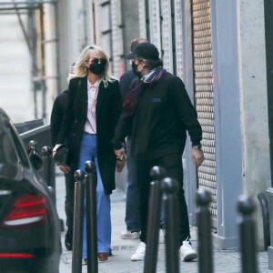 Exclusif - Laeticia Hallyday et son compagnon Jalil Lespert sortent de chez Jalil à Paris, le 13 novembre 2020.