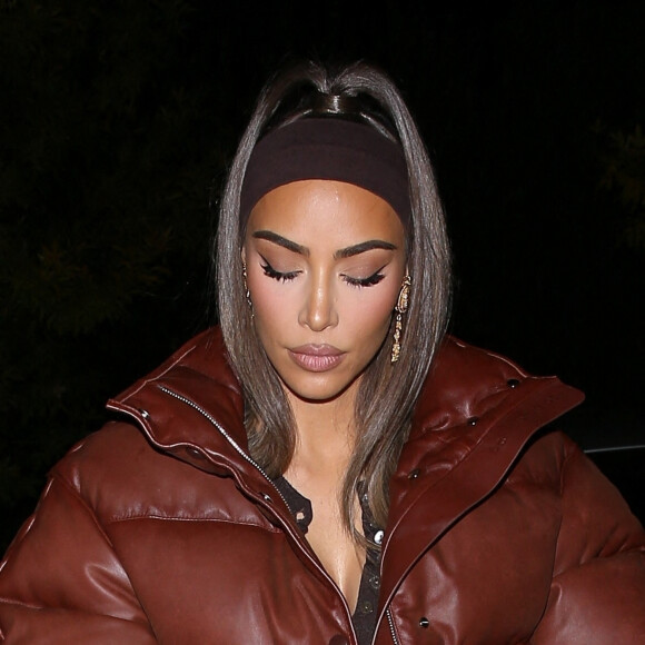 Exclusif - Bien qu'arborant encore son alliance, les rumeurs annoncent le divorce imminent du couple le plus côté des Etats-Unis, Kim Kardashian et Kanye West. Arrivant chez sa grand-mère, seule, Kim Kardashian affiche un visage fermé mais non moins calme. La célèbre star de télé-réalité aurait engagé une des plus grandes avocates spécialisées en divorce, Laura Wesser. Le 4 janvier 2021