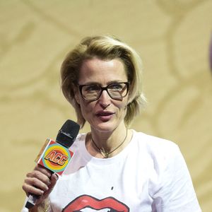 Gillian Anderson participe à une vente aux enchères caritative, au profit de l'association "Women for Women UK" lors du Day 2 du ComiCon Argentina à Buenos Aires, le 8 décembre 2018.