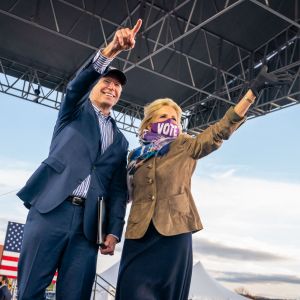 Jill Biden et Joe Biden en meeting pour l'élection présidentielle des Etats-Unis. © Adam Schultz/Biden for President via ZUMA Wire/ZUMAPRESS.com / Bestimage 