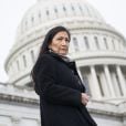  Deb Haaland pose devant le Capitole en 2019 
  