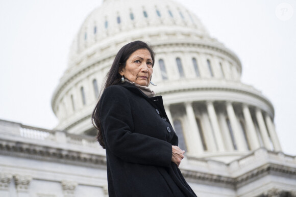 Deb Haaland pose devant le Capitole en 2019
