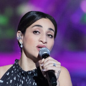 Exclusif - Camélia Jordana - "La chanson de l'année" dans les jardins du Palais Royal à Paris, qui sera diffusée le 12 juin sur TF1. Le 11 juin 2020. © Cyril Moreau / Bestimage