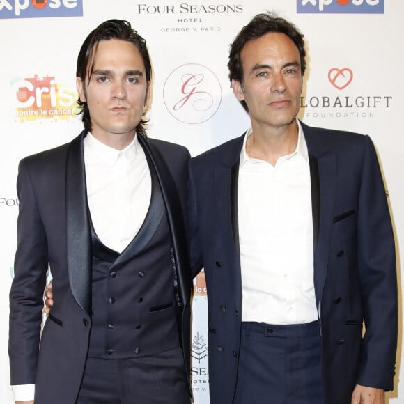 Anthony Delon avec son frère Alain-Fabien Delon au photocall de la 10ème édition du "Global Gift Gala" à l'hôtel Four Seasons George V à Paris. © Marc Ausset-Lacroix/Bestimage 