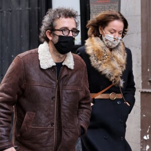 Exclusif - Cendrine Dominguez et son compagnon Cyrille Eldin - Sorties des obsèques de Hubert Auriol au Temple de l'Oratoire du Louvre à Paris.