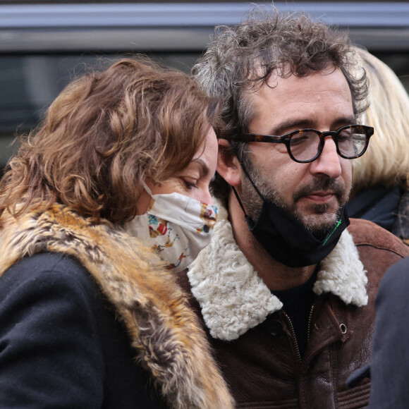 Exclusif - Cendrine Dominguez et son compagnon Cyrille Eldin - Sorties des obsèques de Hubert Auriol au Temple de l'Oratoire du Louvre à Paris.