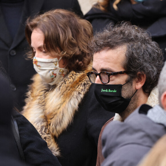 Exclusif - Cendrine Dominguez et son compagnon Cyrille Eldin - Sorties des obsèques de Hubert Auriol au Temple de l'Oratoire du Louvre à Paris.