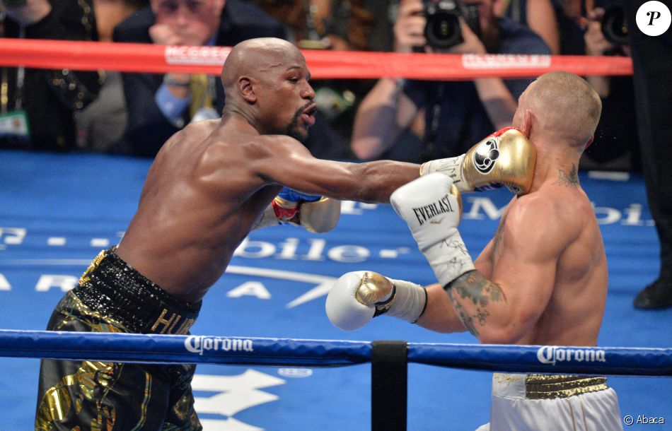 Floyd Mayweather Jr affronte et bat Conor McGregor à la T-Mobile Arena. Las Vegas, le 26 août 2017.