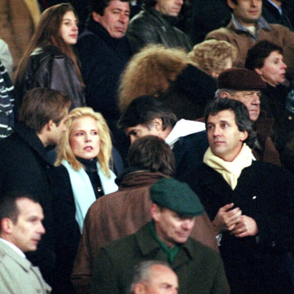 Sylvie Vartan, Johnny Hallyday, David Hallyday et Tony Scotty dans les grafdins du match France-Bulgarie.