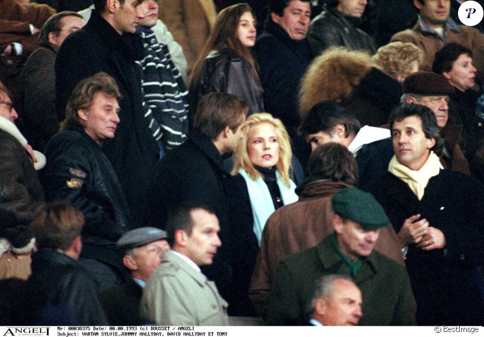 Sylvie Vartan, Johnny Hallyday, David Hallyday et Tony Scotty dans les grafdins du match France-Bulgarie.