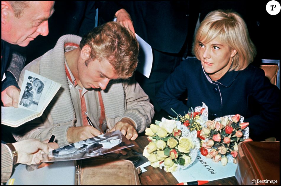 Archives - Johnny Hallyday signe des autographes avec Sylvie Vartan.