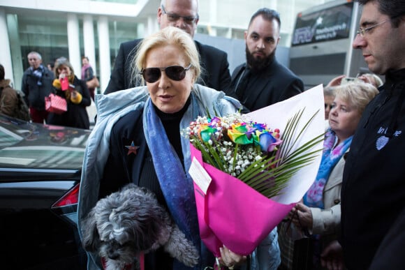 Exclusif - Sylvie Vartan arrive en compagnie de son chien Muffin, au théâtre Royal de Mons en Belgique pour donner un concert en hommage à Johnny Hallyday. Le 18 novembre 2018.
