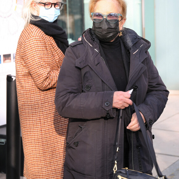 Sylvie Vartan, avec un masque, à la sortie des studios de radio France à Paris. Le 30 novembre 2020. © Panoramic / Bestimage