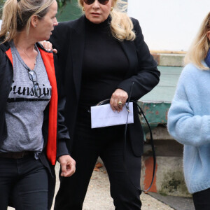 Sylvie Vartan - Arrivées des people pour l'enregistrement de l'émission "Vivement dimanche" à Paris. Le 2 octobre 2019.