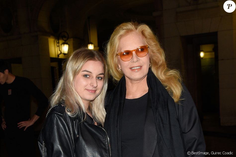 Sylvie Vartan avec sa fille Darina Scotti-Vartan à la générale de la pièce "La Vraie Vie" au théâtre Edouard 7 à Paris, le 18 septembre 2017. © Guirec Coadic/Bestimage