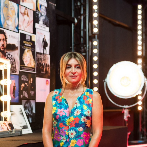 Exclusif - Julie Zenatti - Backstage de l'enregistrement de l'émission "300 Choeurs chantent Dassin" à Paris, qui sera diffusée le 16 octobre sur France 3. Le divertissement musical "300 Choeurs" fait sa rentrée avec une émission 100 % inédite consacrée à l'un des artistes les plus populaires dans les années 70, Joe Dassin. Toute la soirée, plusieurs générations d'artistes s'associeront aux plus beaux choeurs français pour reprendre à leurs côtés les plus grandes chansons de du chanteur dans des versions créées spécialement pour l'émission. Le 15 septembre 2020 © Tiziano Da Silva / Bestimage 