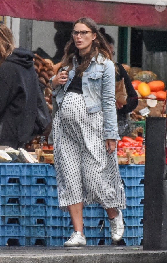 Exclusif - L'actrice britannique Keira Knightley (enceinte) brave la pluie battante pour aller s'acheter des fruits à Londres, Royaume Uni, le 19 août 2019.