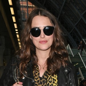 Exclusif - Keira Knightley enceinte porte une magnifique robe léopard à son arrivée en Eurostar accompagnée de son mari James Righton à Londres en provenance de Paris, le 3 mai 2019