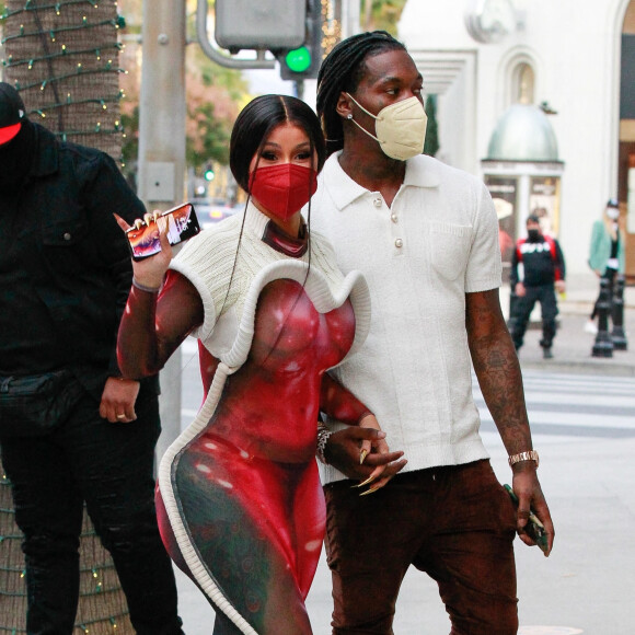 Offset et son épouse Cardi B font du shopping dans une boutique Louis Vuitton à Los Angeles, le 22 janvier 2021.