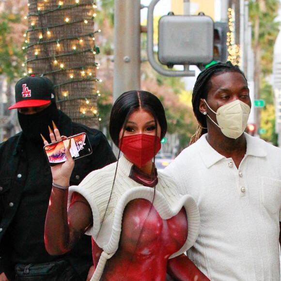 Offset et son épouse Cardi B font du shopping dans une boutique Louis Vuitton à Los Angeles, le 22 janvier 2021.