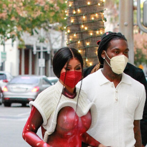 Offset et son épouse Cardi B font du shopping dans une boutique Louis Vuitton à Los Angeles, le 22 janvier 2021.