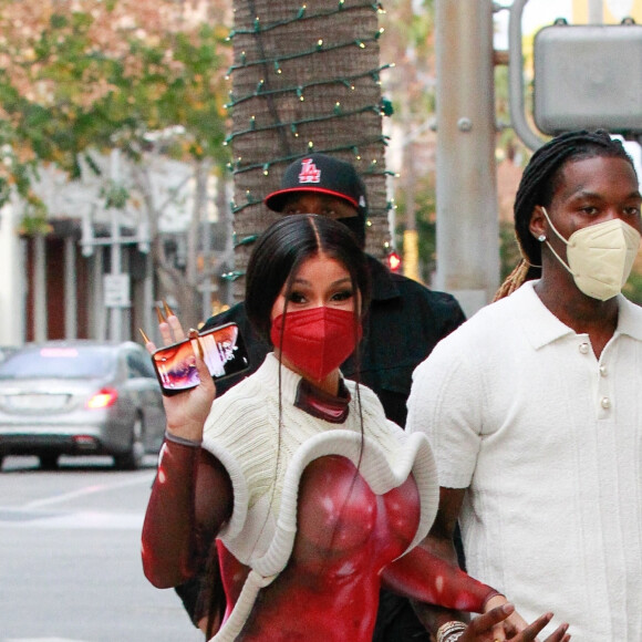 Offset et son épouse Cardi B font du shopping dans une boutique Louis Vuitton à Los Angeles, le 22 janvier 2021.