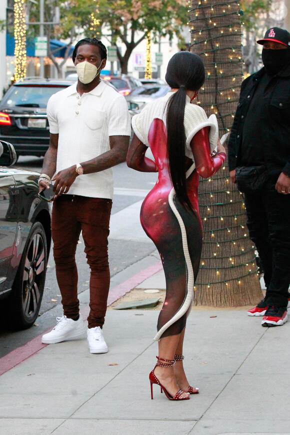 Offset et son épouse Cardi B font du shopping dans une boutique Louis Vuitton à Los Angeles, le 22 janvier 2021.
