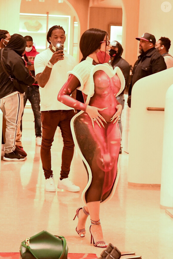 Offset et son épouse Cardi B font du shopping dans une boutique Louis Vuitton à Los Angeles, le 22 janvier 2021.