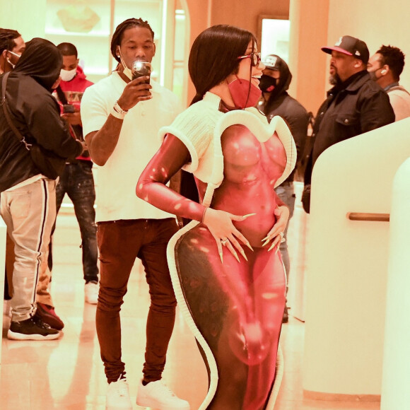 Offset et son épouse Cardi B font du shopping dans une boutique Louis Vuitton à Los Angeles, le 22 janvier 2021.