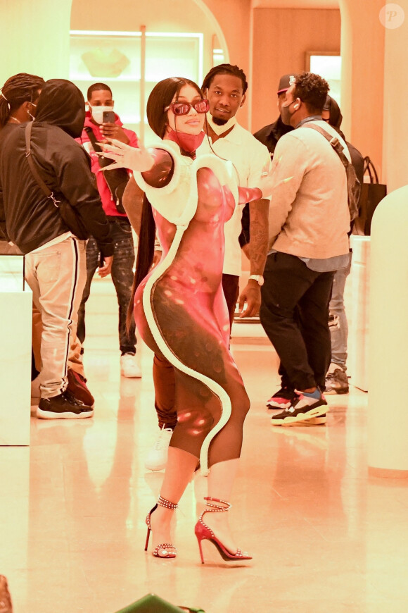 Offset et son épouse Cardi B font du shopping dans une boutique Louis Vuitton à Los Angeles, le 22 janvier 2021.