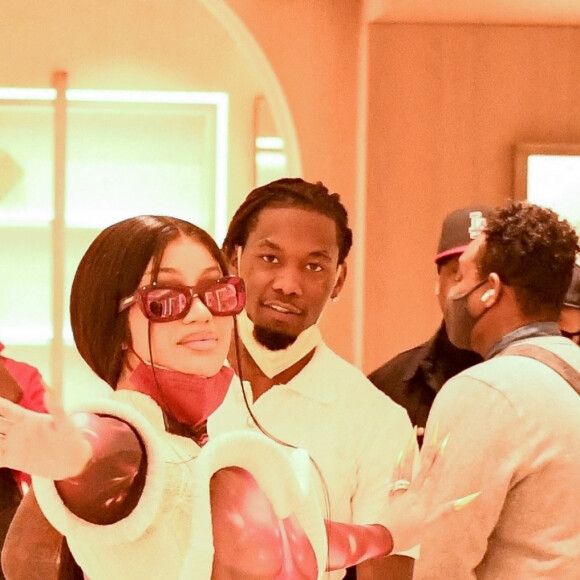 Offset et son épouse Cardi B font du shopping dans une boutique Louis Vuitton à Los Angeles, le 22 janvier 2021.