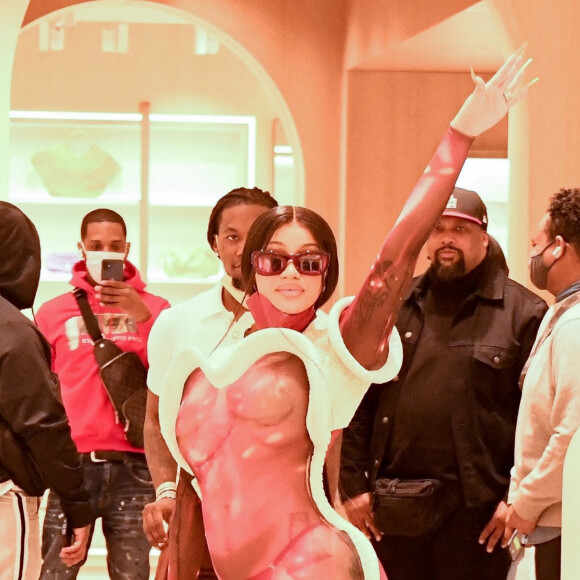 Offset et son épouse Cardi B font du shopping dans une boutique Louis Vuitton à Los Angeles, le 22 janvier 2021.