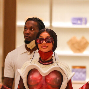 Offset et son épouse Cardi B font du shopping dans une boutique Louis Vuitton à Los Angeles, le 22 janvier 2021.