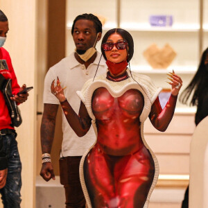 Offset et son épouse Cardi B font du shopping dans une boutique Louis Vuitton à Los Angeles, le 22 janvier 2021.